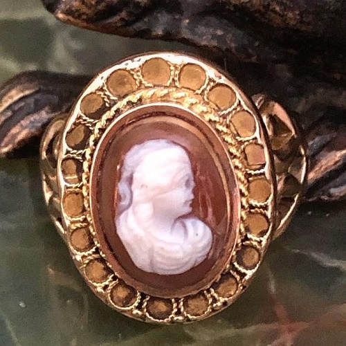 image-578385-Ring_14kt_wg_AD_cameo_400.JPG